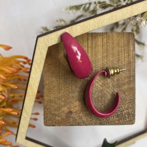 MAGENTA HAMMERED ENAMEL EARRINGS