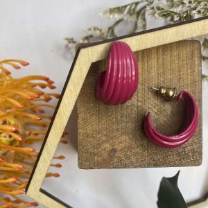 MAGENTA SEASHELL EARRINGS