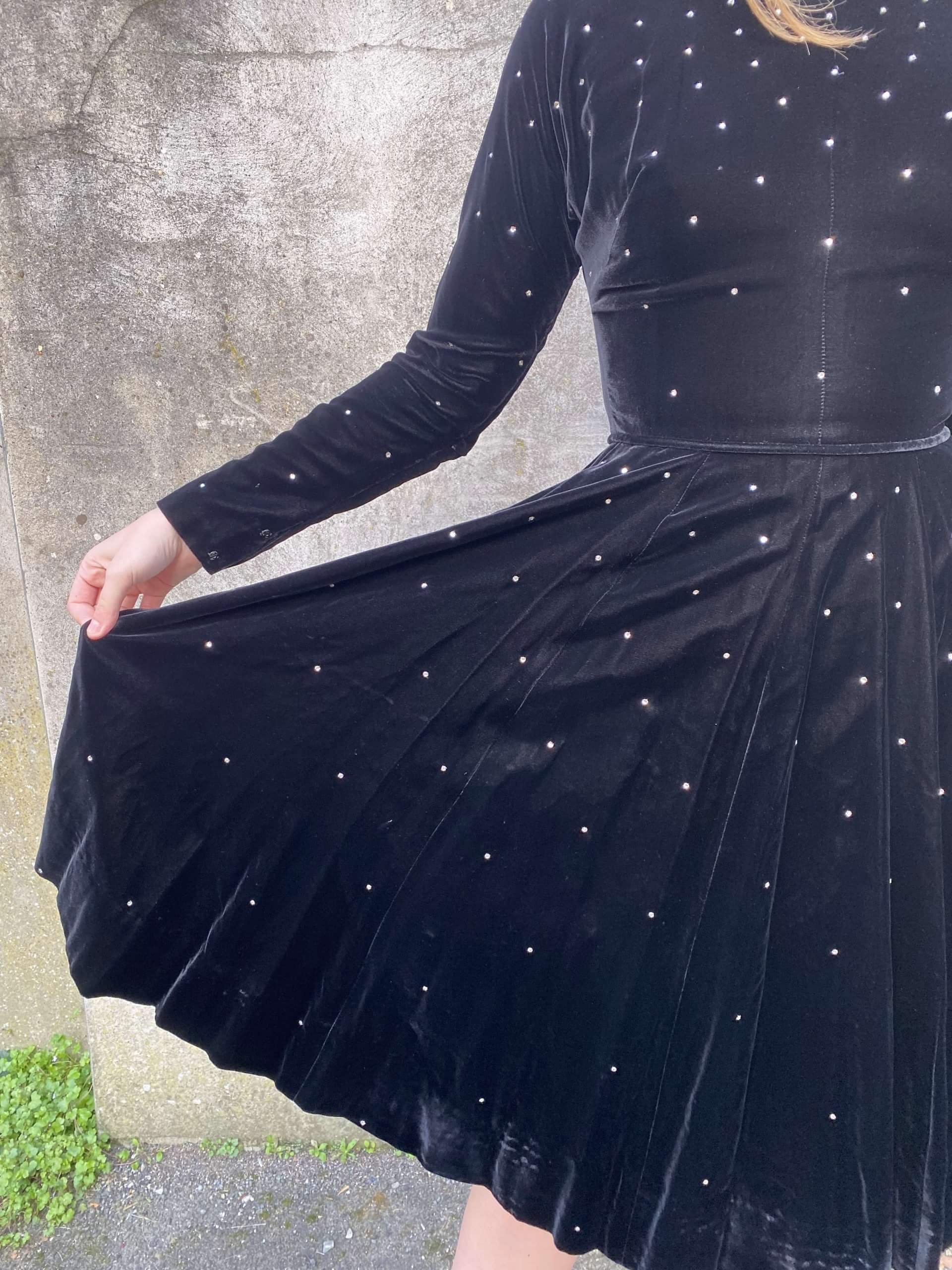 Incredible 1950s Black Velvet Diamanté Dress - Image 5