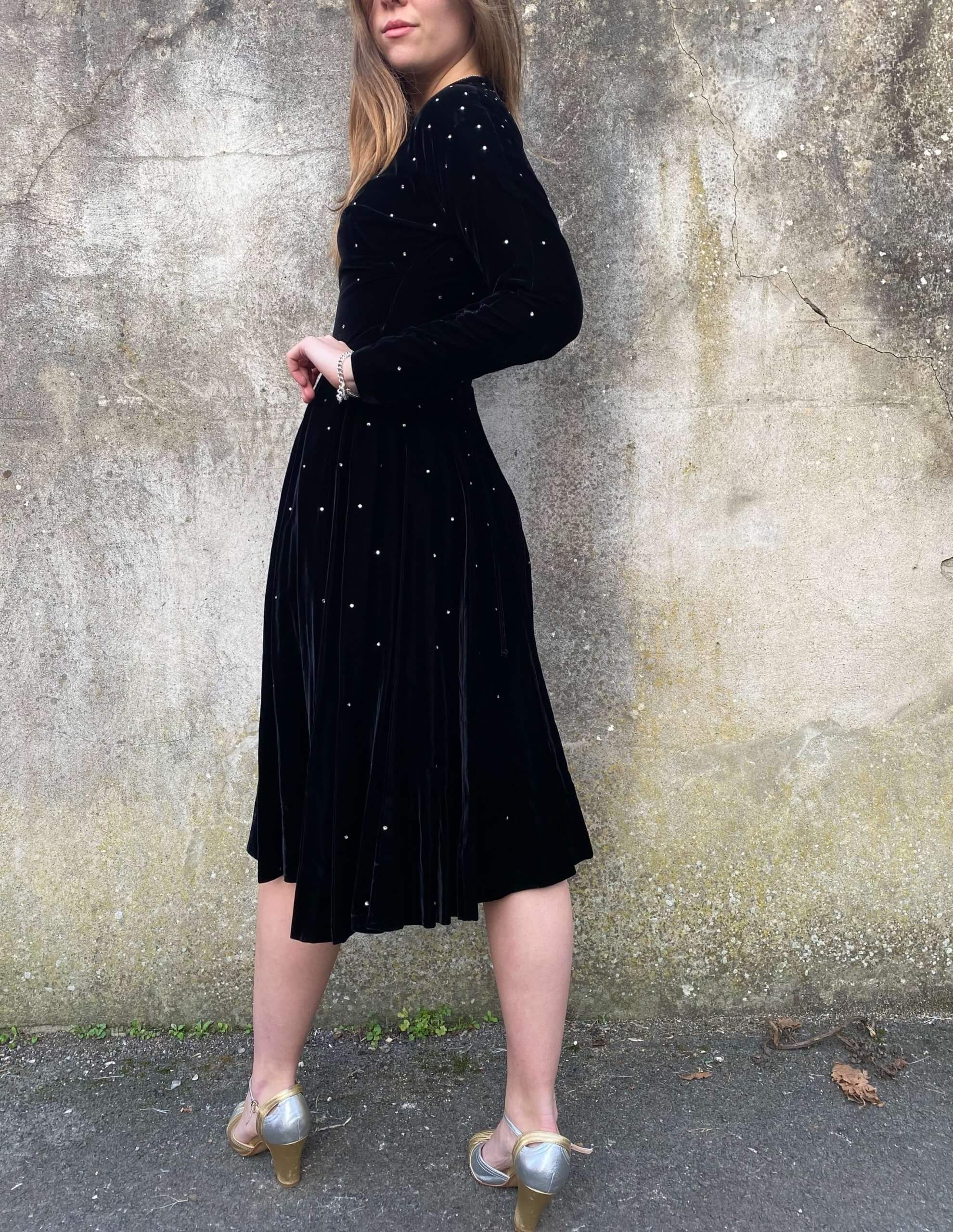 Incredible 1950s Black Velvet Diamanté Dress - Image 4