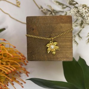 GOLD PEARL FLOWER NECKLACE